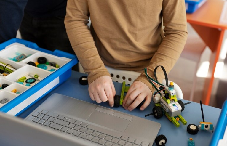 Çocuklar İçin Online Robotik Kodlama Eğitimi: Yaşa Göre Uygun Programlar